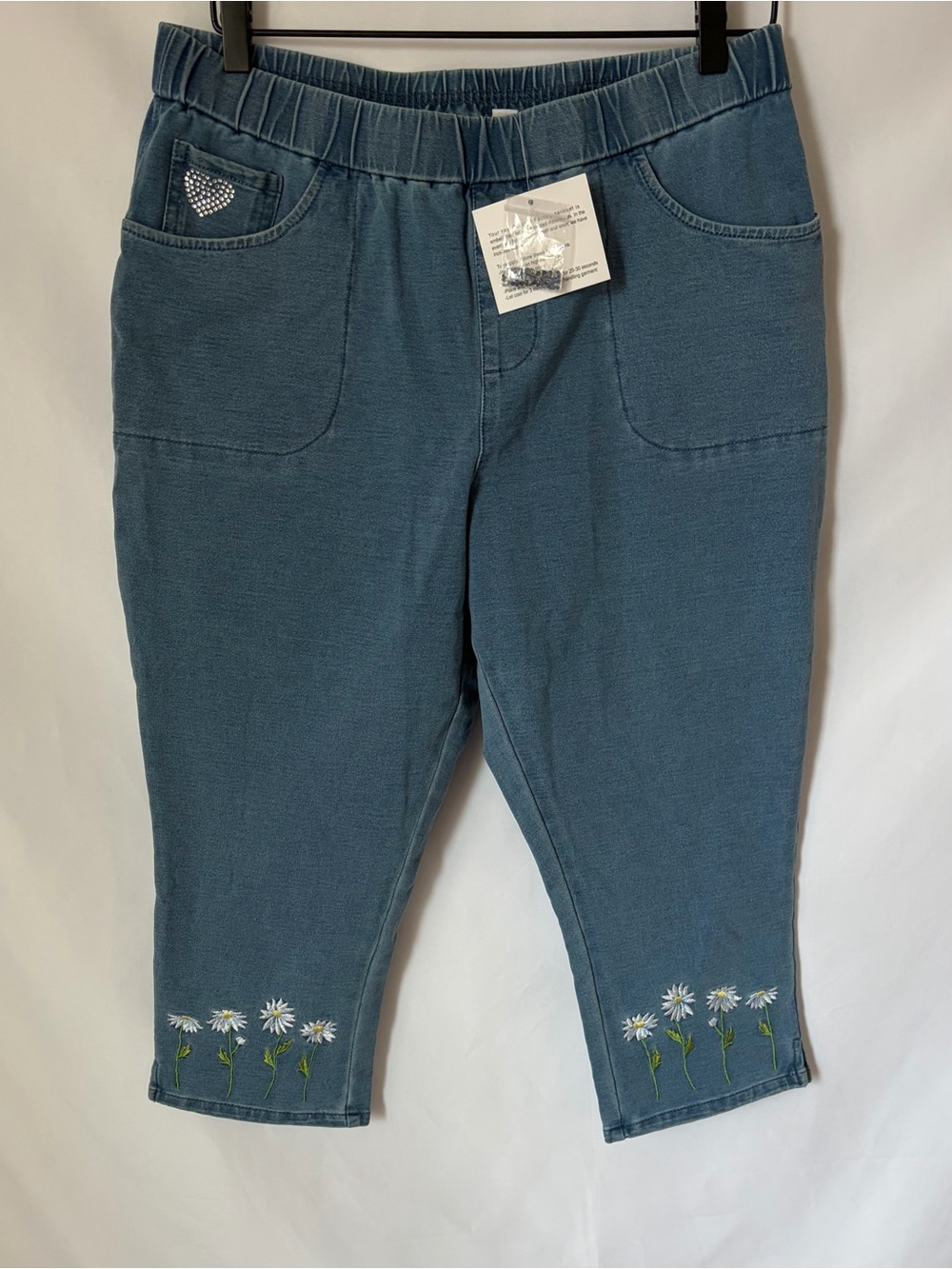 NWT Quacker Factory DreamJeannes Daisies Embroidered Capri Med Wash Med Short